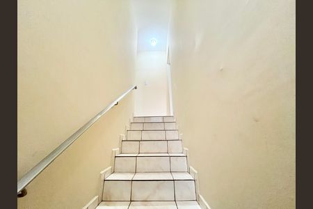 Casa para alugar com 117m², 4 quartos e 2 vagas Casa para alugar com 117m², 4 quartos e 2 vagasEscada