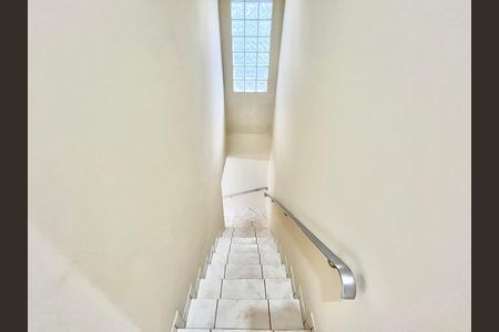 Casa para alugar com 117m², 4 quartos e 2 vagas Casa para alugar com 117m², 4 quartos e 2 vagasEscada
