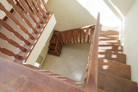 Casa para alugar com 247m², 4 quartos e 3 vagas Casa para alugar com 247m², 4 quartos e 3 vagasEscada