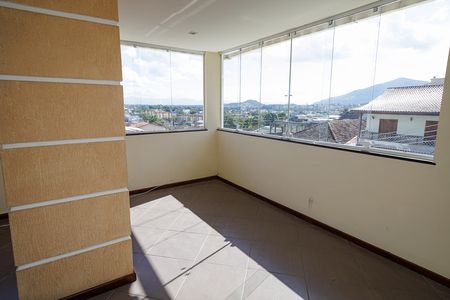 Casa para alugar com 247m², 4 quartos e 3 vagas Casa para alugar com 247m², 4 quartos e 3 vagasHall
