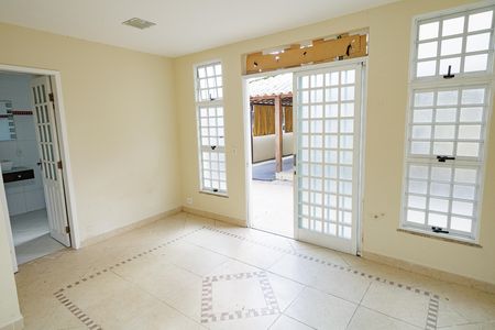 Casa para alugar com 247m², 4 quartos e 3 vagas Casa para alugar com 247m², 4 quartos e 3 vagasSala