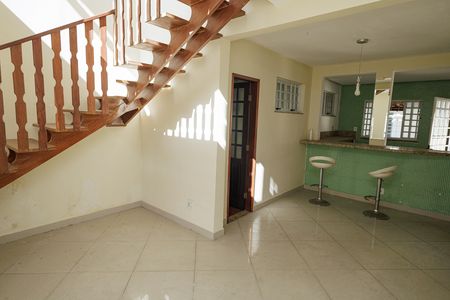 Casa para alugar com 247m², 4 quartos e 3 vagas Casa para alugar com 247m², 4 quartos e 3 vagasSala