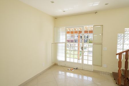 Casa para alugar com 247m², 4 quartos e 3 vagas Casa para alugar com 247m², 4 quartos e 3 vagasSala
