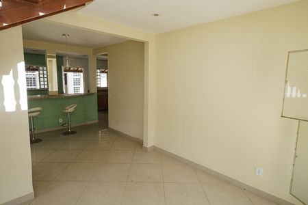 Casa para alugar com 247m², 4 quartos e 3 vagas Casa para alugar com 247m², 4 quartos e 3 vagasSala