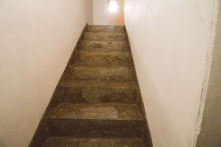 Casa para alugar com 90m², 2 quartos e 1 vaga Casa para alugar com 90m², 2 quartos e 1 vagaEscada