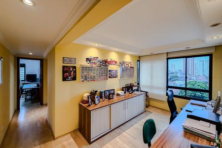 Apartamento à venda com 191m², 4 quartos e 2 vagas Apartamento à venda com 191m², 4 quartos e 2 vagasEscritório