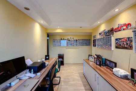Apartamento à venda com 191m², 4 quartos e 2 vagas Apartamento à venda com 191m², 4 quartos e 2 vagasEscritório