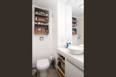 Banheiro de apartamento à venda com 2 quartos, 61m² em Santana, Porto Alegre