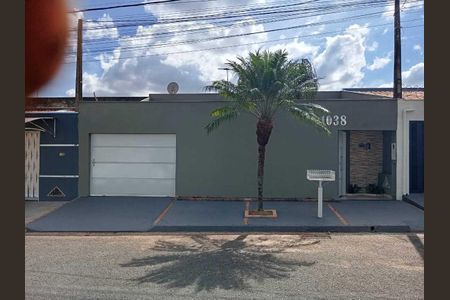 Casa para alugar com 200m², 3 quartos e 2 vagasFachada