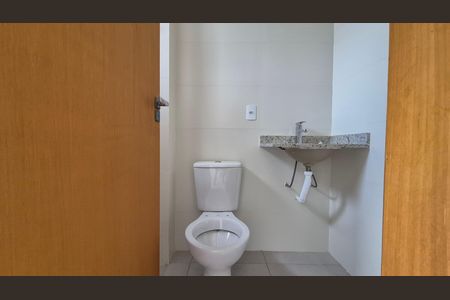 Banheiro da suíte de apartamento à venda com 2 quartos, 54m² em Vila Pires, Santo André