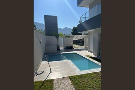 Casa de condomínio à venda com 220m², 4 quartos e 2 vagas