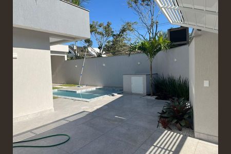 Casa de condomínio à venda com 220m², 4 quartos e 2 vagas