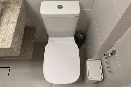 Banheiro de apartamento para alugar com 1 quarto, 58m² em Pompéia, Santos