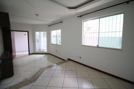 Casa para alugar com 250m², 4 quartos e 2 vagasSala
