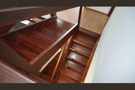 Lances de escada de casa de condomínio para alugar com 2 quartos, 176m² em Centro de Apoio I (alphaville), Santana de Parnaíba