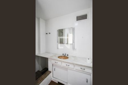 Banheiro da Suíte de apartamento para alugar com 2 quartos, 200m² em Centro, Nova Iguaçu