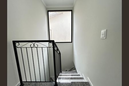Casa para alugar com 100m², 3 quartos e 1 vaga Casa para alugar com 100m², 3 quartos e 1 vagaEscada