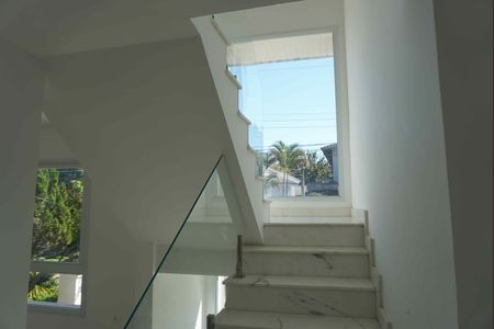 Casa de condomínio à venda com 450m², 2 quartos e 2 vagas Casa de condomínio à venda com 450m², 2 quartos e 2 vagasEscada