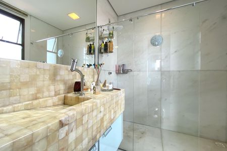 Apartamento à venda com 358m², 4 quartos e 4 vagas Apartamento à venda com 358m², 4 quartos e 4 vagasBanheiro da Suíte 1