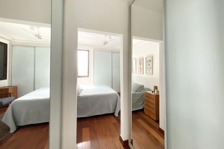 Apartamento à venda com 358m², 4 quartos e 4 vagas Apartamento à venda com 358m², 4 quartos e 4 vagasCloset da suíte