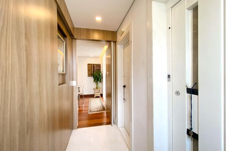 Apartamento à venda com 358m², 4 quartos e 4 vagas Apartamento à venda com 358m², 4 quartos e 4 vagasHall do Elevador