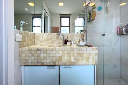 Apartamento à venda com 358m², 4 quartos e 4 vagas Apartamento à venda com 358m², 4 quartos e 4 vagasBanheiro da Suíte 1