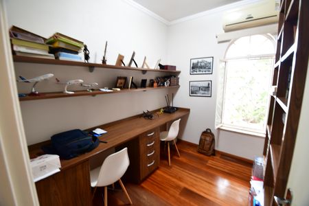 Casa à venda com 229m², 3 quartos e 1 vagaEscritório