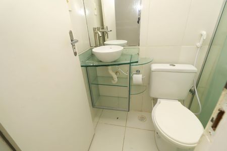 Banheiro da Suíte de apartamento para alugar com 2 quartos, 70m² em Jardim das Margaridas, Salvador