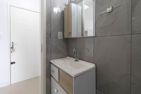 Banheiro de apartamento à venda com 1 quarto, 37m² em Cristal, Porto Alegre