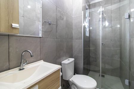Banheiro de apartamento à venda com 1 quarto, 37m² em Cristal, Porto Alegre