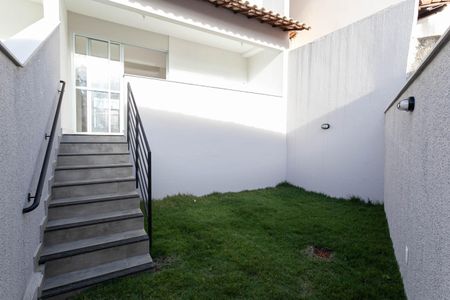 Quintal de casa à venda com 3 quartos, 174m² em Planalto, Belo Horizonte