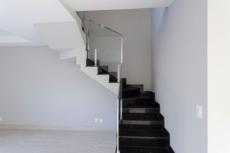 Casa para alugar com 174m², 3 quartos e 3 vagasEscada