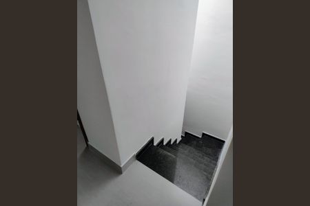 Casa de condomínio à venda com 94m², 3 quartos e 2 vagas Casa de condomínio à venda com 94m², 3 quartos e 2 vagasEscada