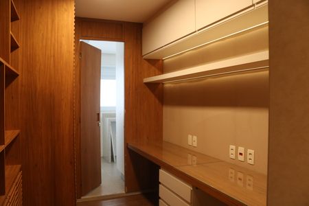 Apartamento à venda com 241m², 4 quartos e 3 vagasEscritório
