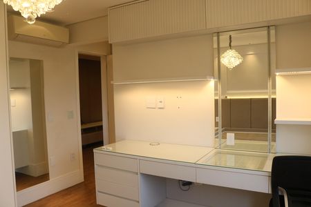 Apartamento à venda com 241m², 4 quartos e 3 vagasQuarto 2