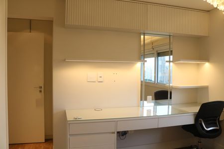 Apartamento à venda com 241m², 4 quartos e 3 vagasQuarto 2