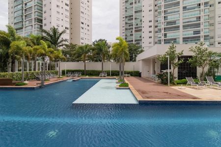 Apartamento à venda com 241m², 4 quartos e 3 vagas Apartamento à venda com 241m², 4 quartos e 3 vagasÁrea comum - Piscina