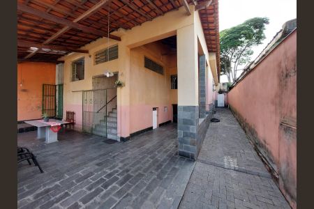 Casa à venda com 456m², 3 quartos e 2 vagas Casa à venda com 456m², 3 quartos e 2 vagasÁrea externa