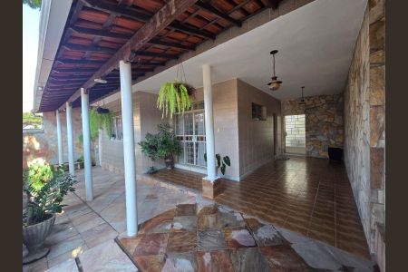 Casa à venda com 456m², 3 quartos e 2 vagas Casa à venda com 456m², 3 quartos e 2 vagasÁrea externa