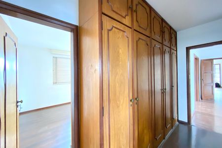 Apartamento para alugar com 340m², 4 quartos e 2 vagasCorredor