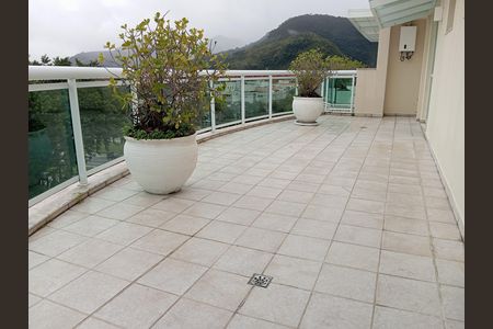 Apartamento à venda com 208m², 2 quartos e 1 vaga Apartamento à venda com 208m², 2 quartos e 1 vagaVaranda