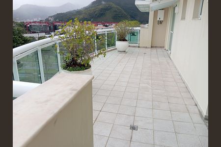 Apartamento à venda com 208m², 2 quartos e 1 vaga Apartamento à venda com 208m², 2 quartos e 1 vagaVaranda