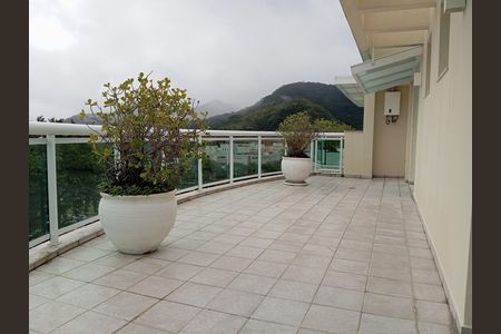 Apartamento à venda com 208m², 2 quartos e 1 vaga Apartamento à venda com 208m², 2 quartos e 1 vagaVaranda