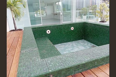 Apartamento à venda com 208m², 2 quartos e 1 vaga Apartamento à venda com 208m², 2 quartos e 1 vagaPiscina