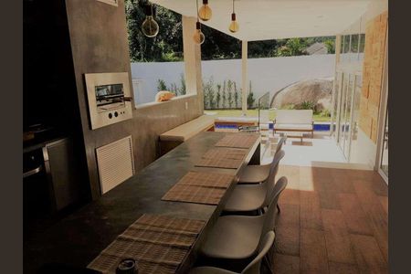 Casa de condomínio à venda com 500m², 4 quartos e 3 vagas
