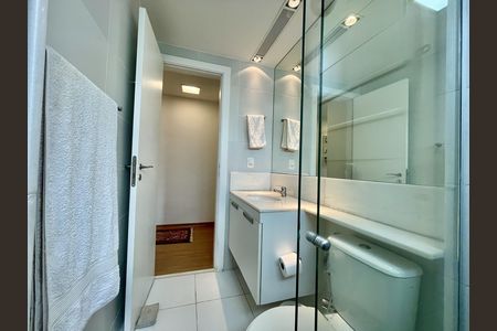 Apartamento à venda com 77m², 2 quartos e 2 vagas Apartamento à venda com 77m², 2 quartos e 2 vagasBanheiro