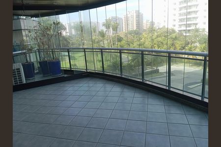 Apartamento para alugar com 250m², 4 quartos e 3 vagas Apartamento para alugar com 250m², 4 quartos e 3 vagasVaranda