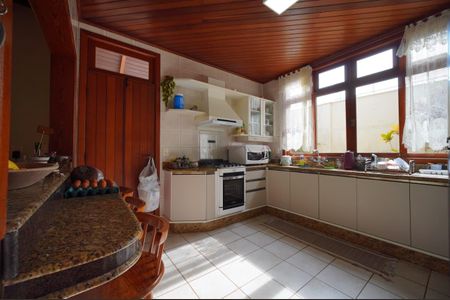 Casa para alugar com 340m², 6 quartos e 5 vagasCozinha
