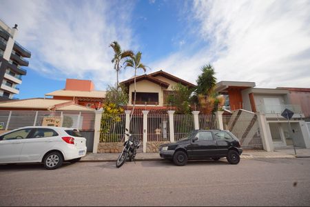 Casa para alugar com 340m², 6 quartos e 5 vagasFachada