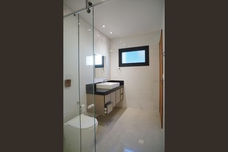 Casa de condomínio para alugar com 287m², 4 quartos e 2 vagasBanheiro do Quarto 1